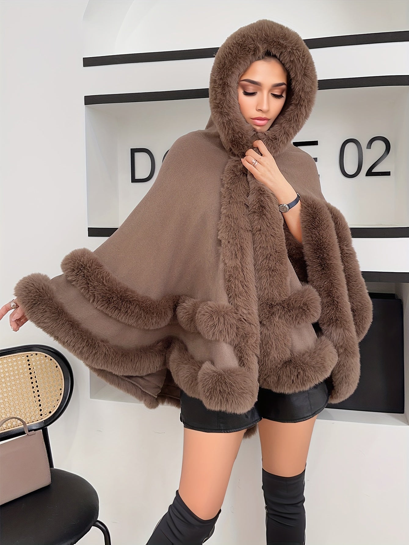 Stilzeits | Oversized Furry Cape Jacke für Frauen