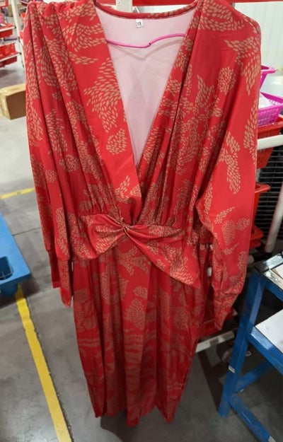 Fudus Kleid: Gemaltes Design, V-Ausschnitt, ¾-Ärmel