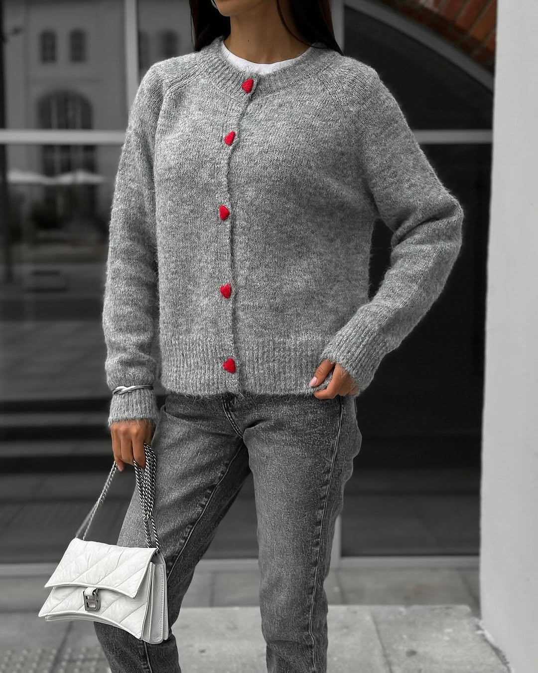 Stilzeits | Kuschelige Strickjacke mit Herzknöpfen