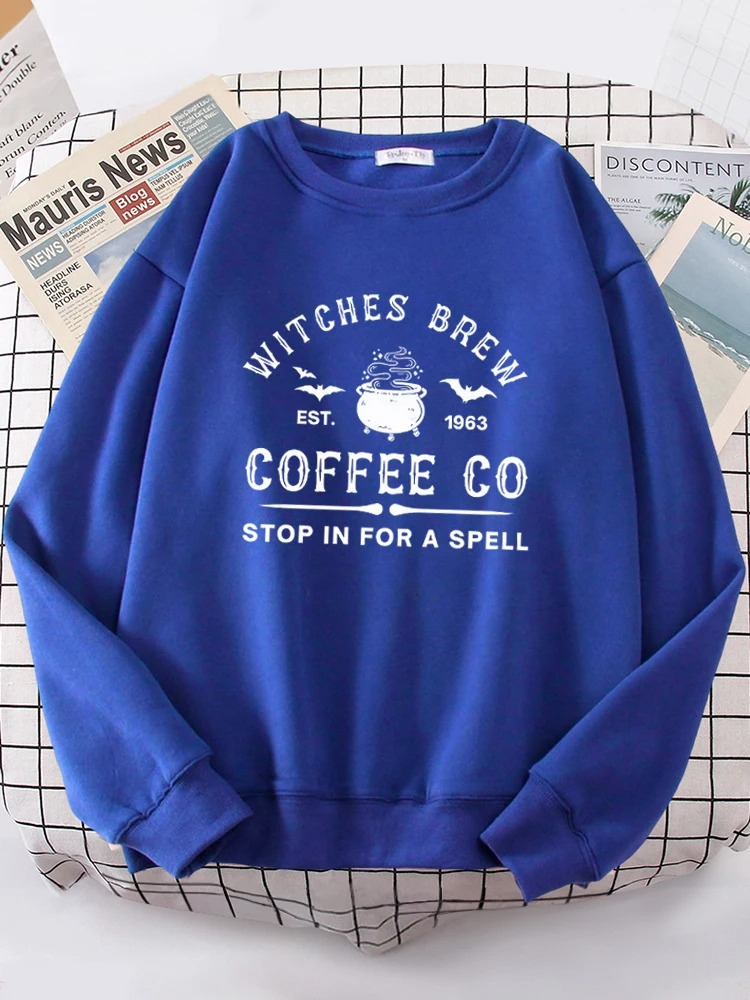 Witzige Damen-Sweatshirts mit "Witches Brew Coffee Co" Aufdruck von Fudus