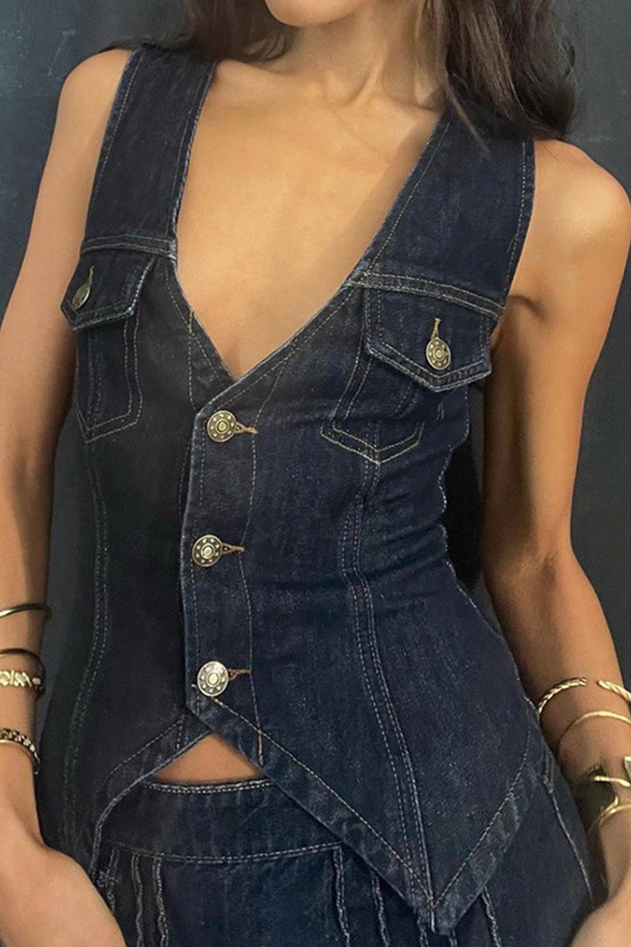 Tailliertes Denim-Tanktop mit Knopfverschluss von Fudus