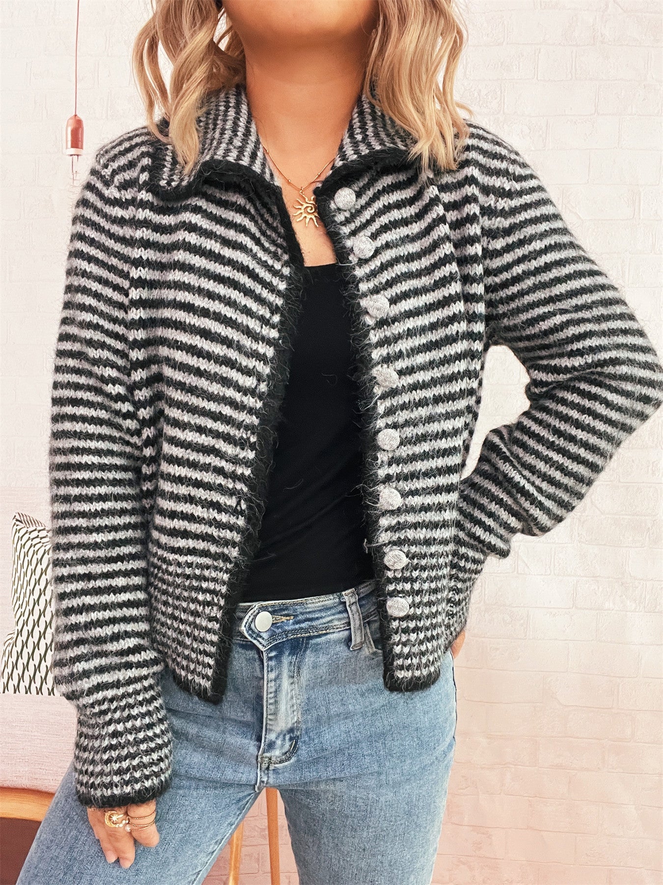 Damen gestrickte Kurzjacke mit modischem Streifenmuster und fluffigen Knöpfen Stilzeits