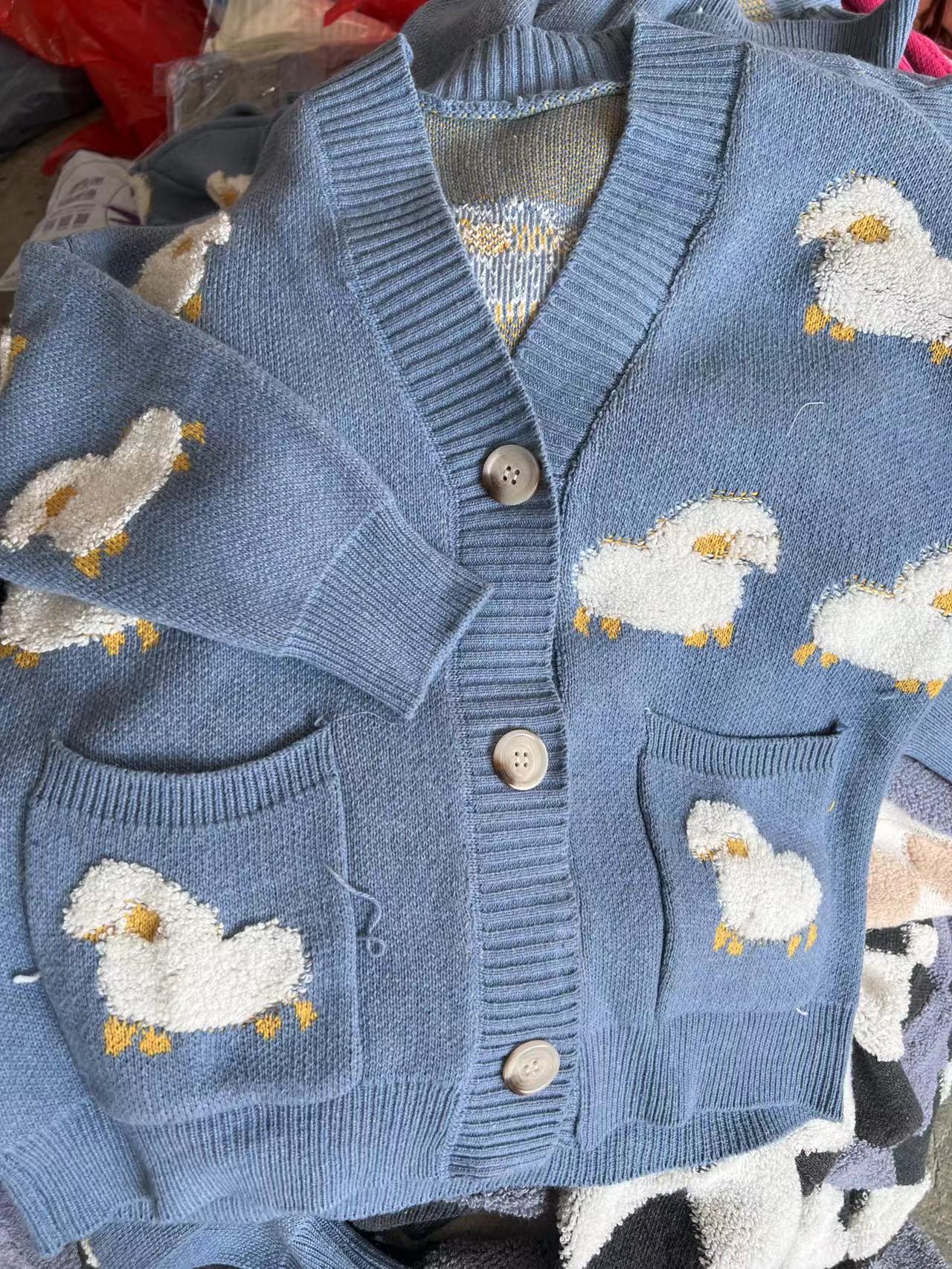 Damen Strickjacke mit verspieltem Schafmotiv und Taschen Stilzeits