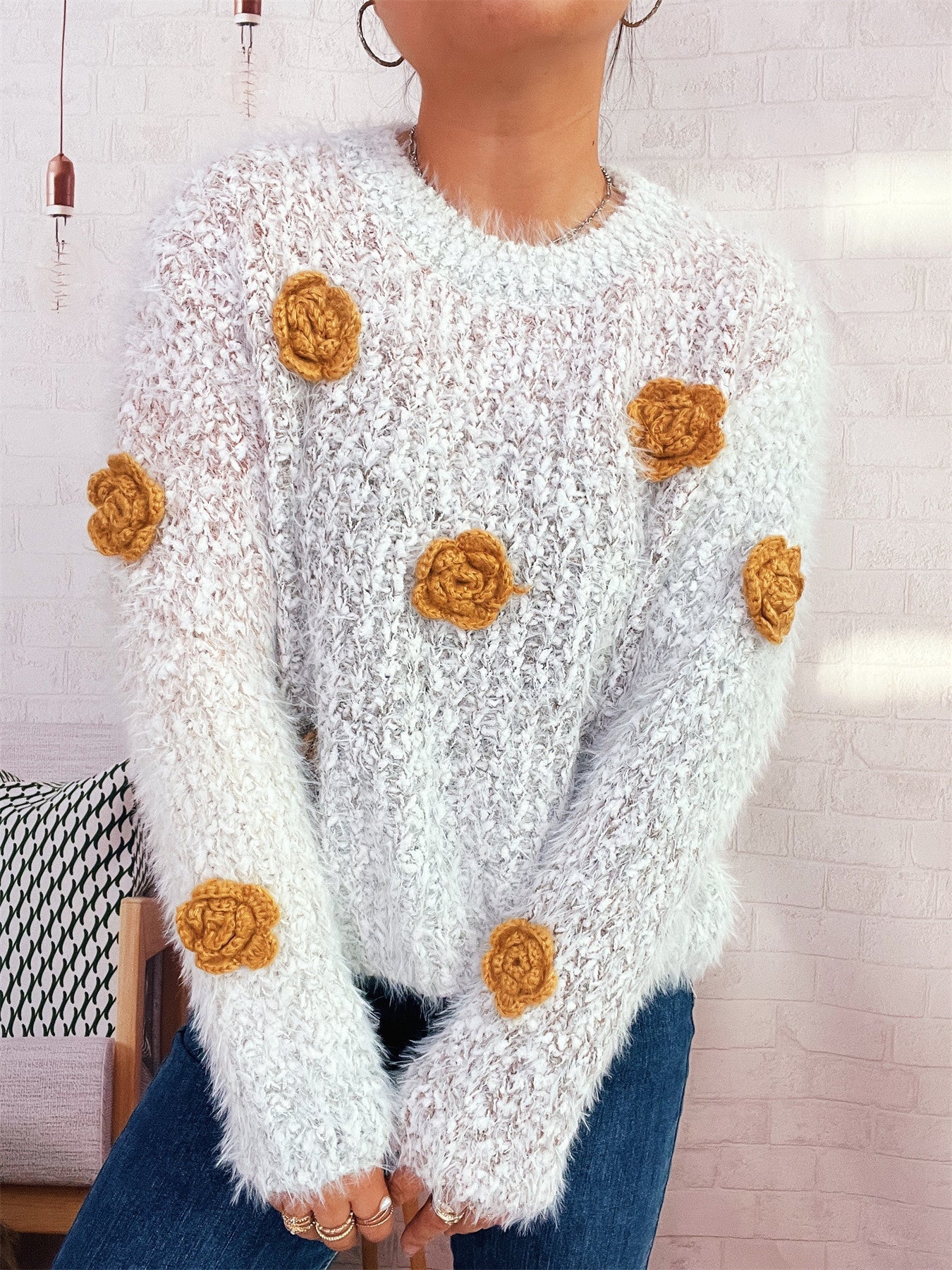 Damen gemütlicher, fluffiger Pullover mit verspielten Blumenapplikationen Stilzeits