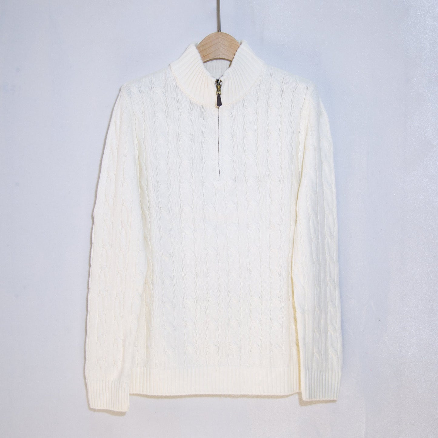 Herren eleganter Strickpullover mit halbem Reißverschluss und Zopfstrickmuster Stilzeits