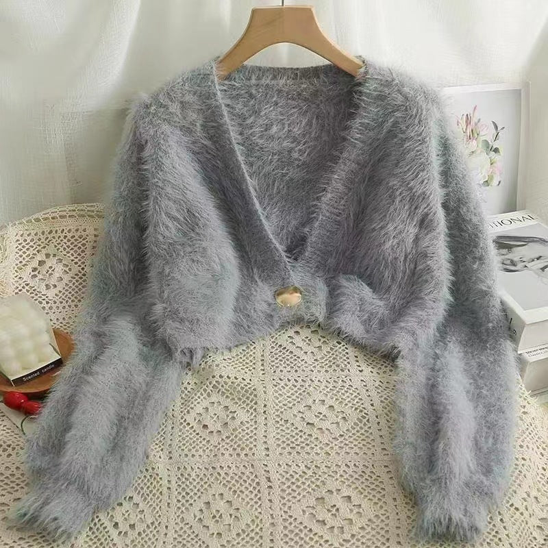 Damen Flauschige Kurzstrickjacke mit V-Ausschnitt und Knopfdetail Stilzeits