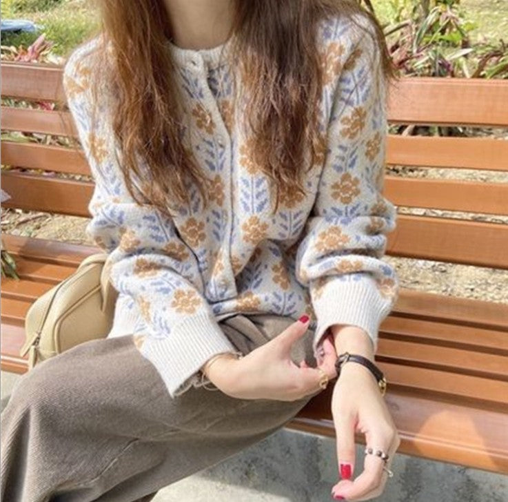 Damen Strickjacke mit floralem Muster und Knopfdetail Stilzeits