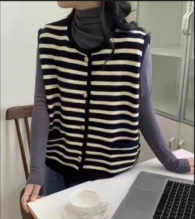 Damen modische Strickweste mit kontrastierenden Streifen und goldenen Knöpfen Stilzeits