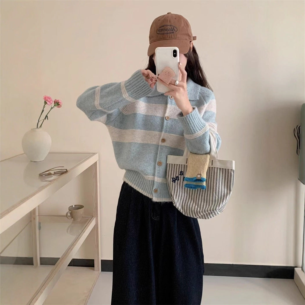 Damen Strickjacke mit charakteristischem Kragen und modischen Blockstreifen Stilzeits