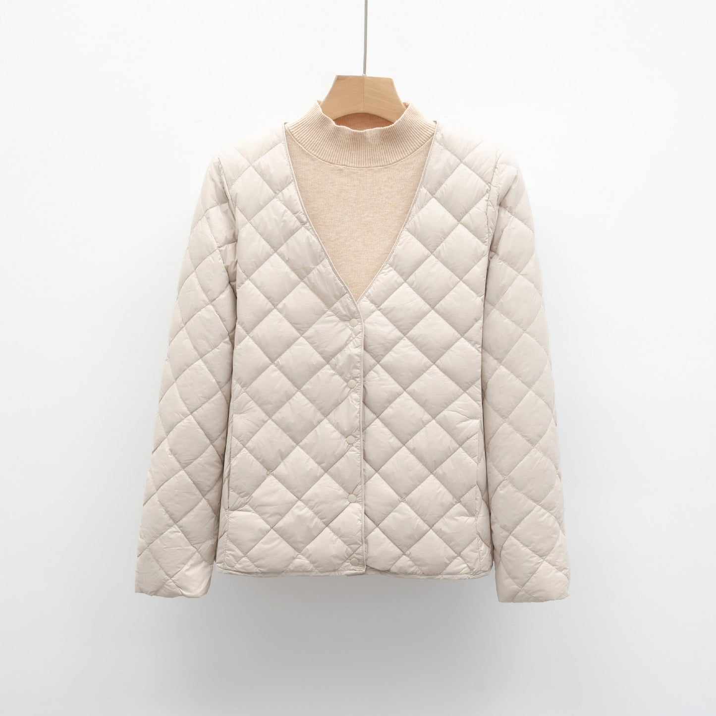 Damen gesteppte Übergangsjacke mit modernem V-Ausschnitt und knöpfbarem Verschluss Stilzeits