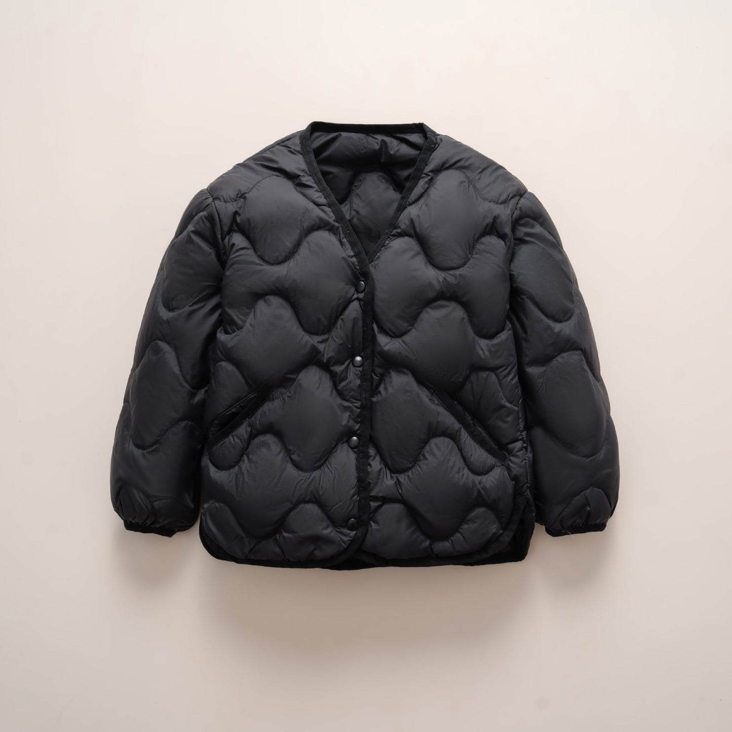 Damen gesteppte Daunenjacke mit modernen Wellenmustern und praktischen Taschen Stilzeits