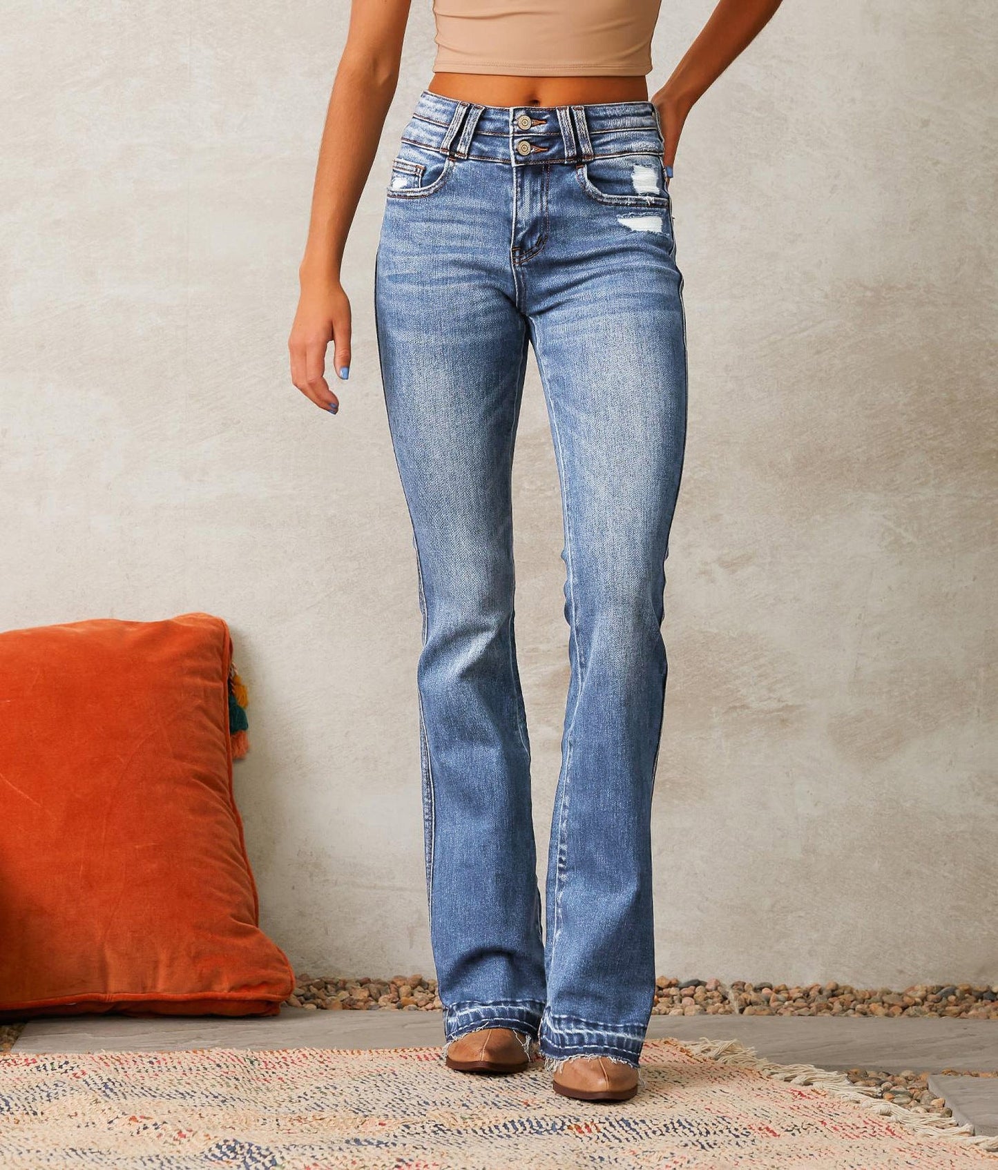 Damen Flared Jeans mit lässigem Schnitt und modischen Destroyed-Details Stilzeits