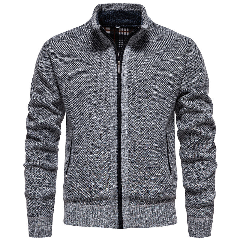 Herren stylischer Strickjacke mit hohem Kragen und praktischen Taschen Stilzeits
