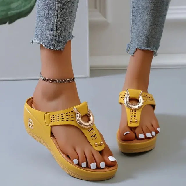 Thora: bequeme Sandalen mit Keilabsatz für den Sommer