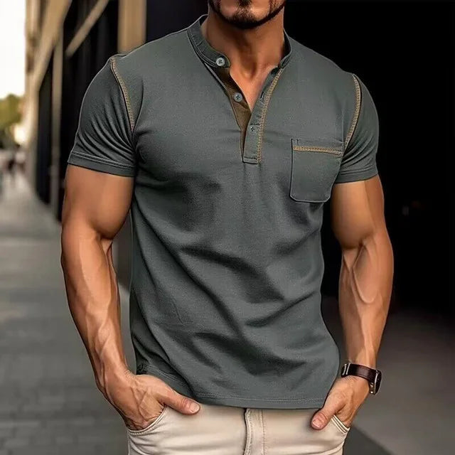 Modernes Sommer-Poloshirt mit klassischen Nähten von Holger