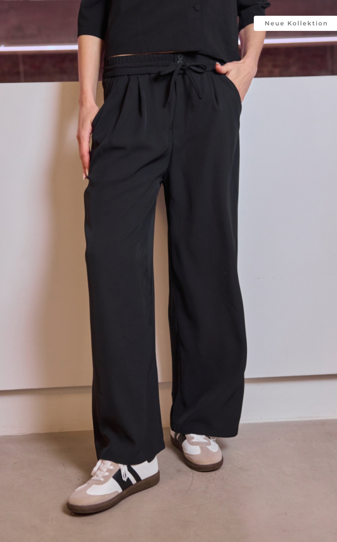 Weite, schwarze fließende Hose