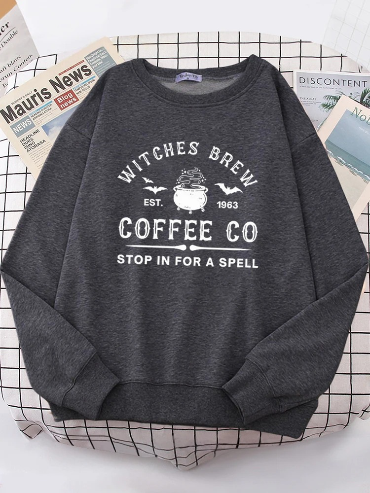 Witzige Damen-Sweatshirts mit "Witches Brew Coffee Co" Aufdruck von Fudus