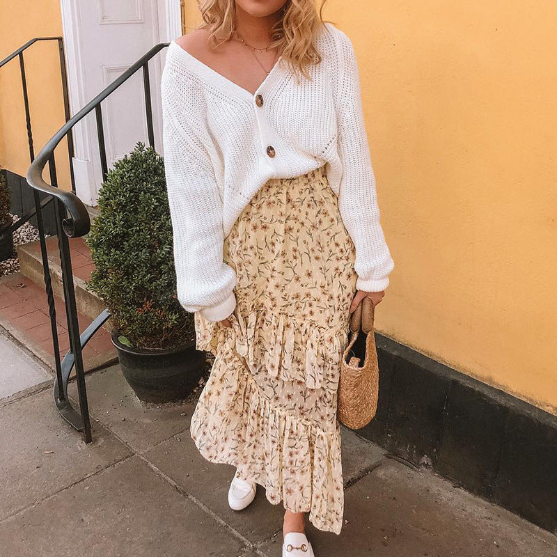 Damen Oversized Strickjacke mit tiefem V-Ausschnitt und nachhaltigen Holzknöpfen Stilzeits