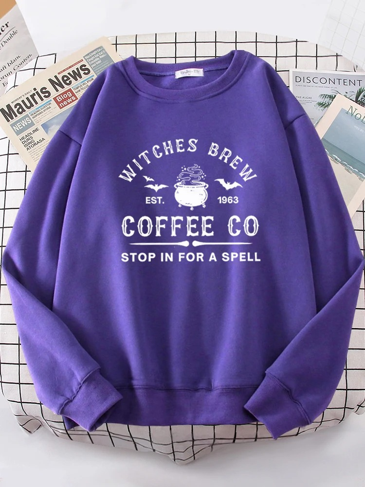 Witzige Damen-Sweatshirts mit "Witches Brew Coffee Co" Aufdruck von Fudus