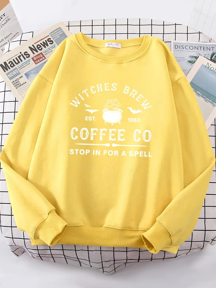 Witzige Damen-Sweatshirts mit "Witches Brew Coffee Co" Aufdruck von Fudus