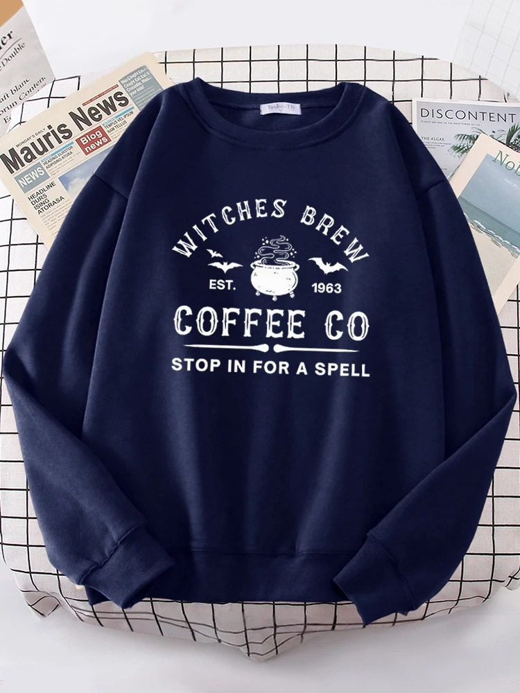 Witzige Damen-Sweatshirts mit "Witches Brew Coffee Co" Aufdruck von Fudus