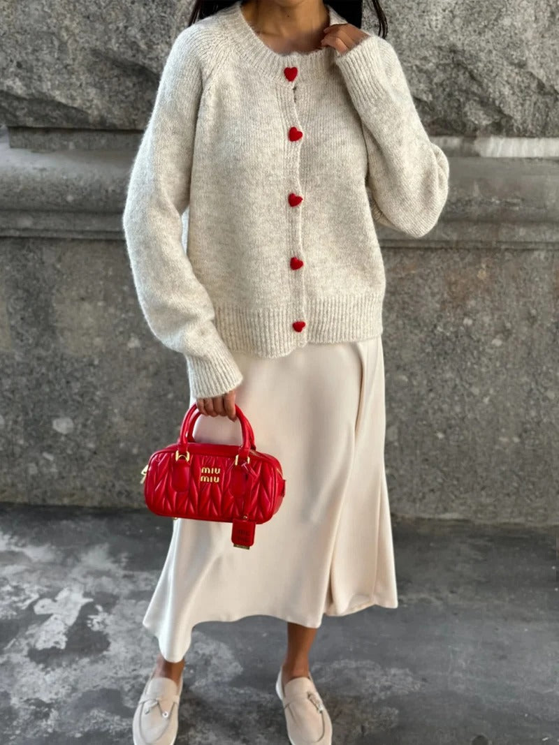 Stilzeits | Kuschelige Strickjacke mit Herzknöpfen