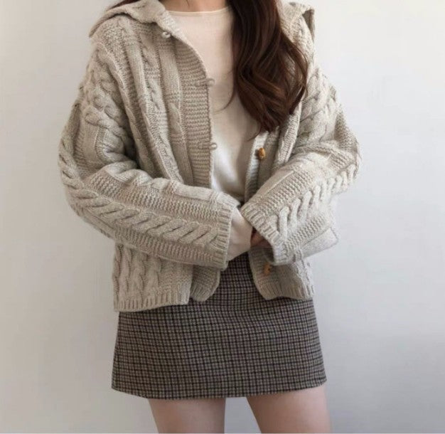 Damen Strickjacke mit voluminösen Ärmeln und detailreicher Zopfmusterung Stilzeits