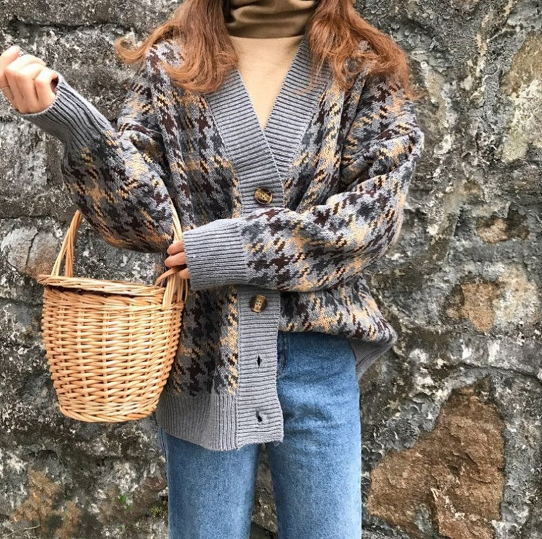 Damen Strickjacke mit modernen Zopfmuster und Holzknöpfen Stilzeits