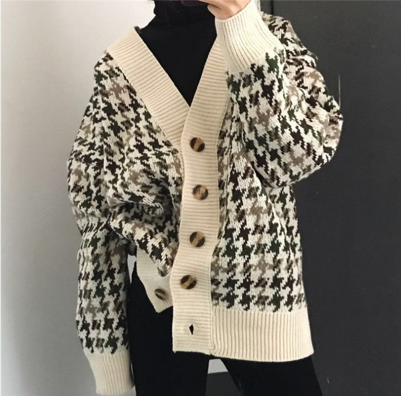 Damen Strickjacke mit modernen Zopfmuster und Holzknöpfen Stilzeits