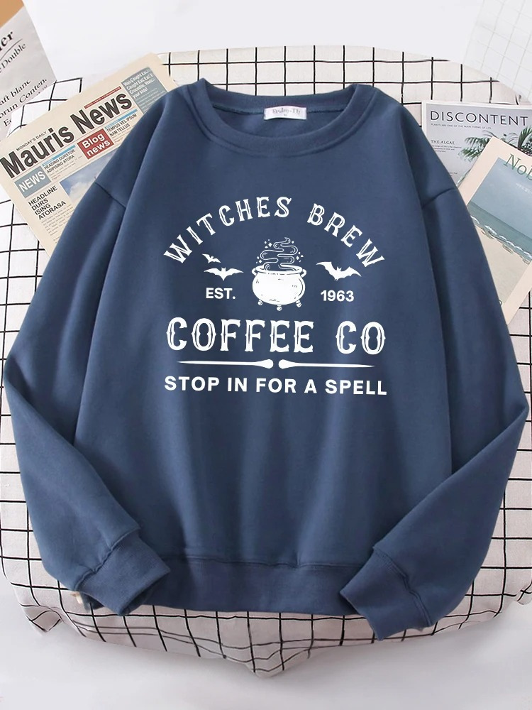 Witzige Damen-Sweatshirts mit "Witches Brew Coffee Co" Aufdruck von Fudus