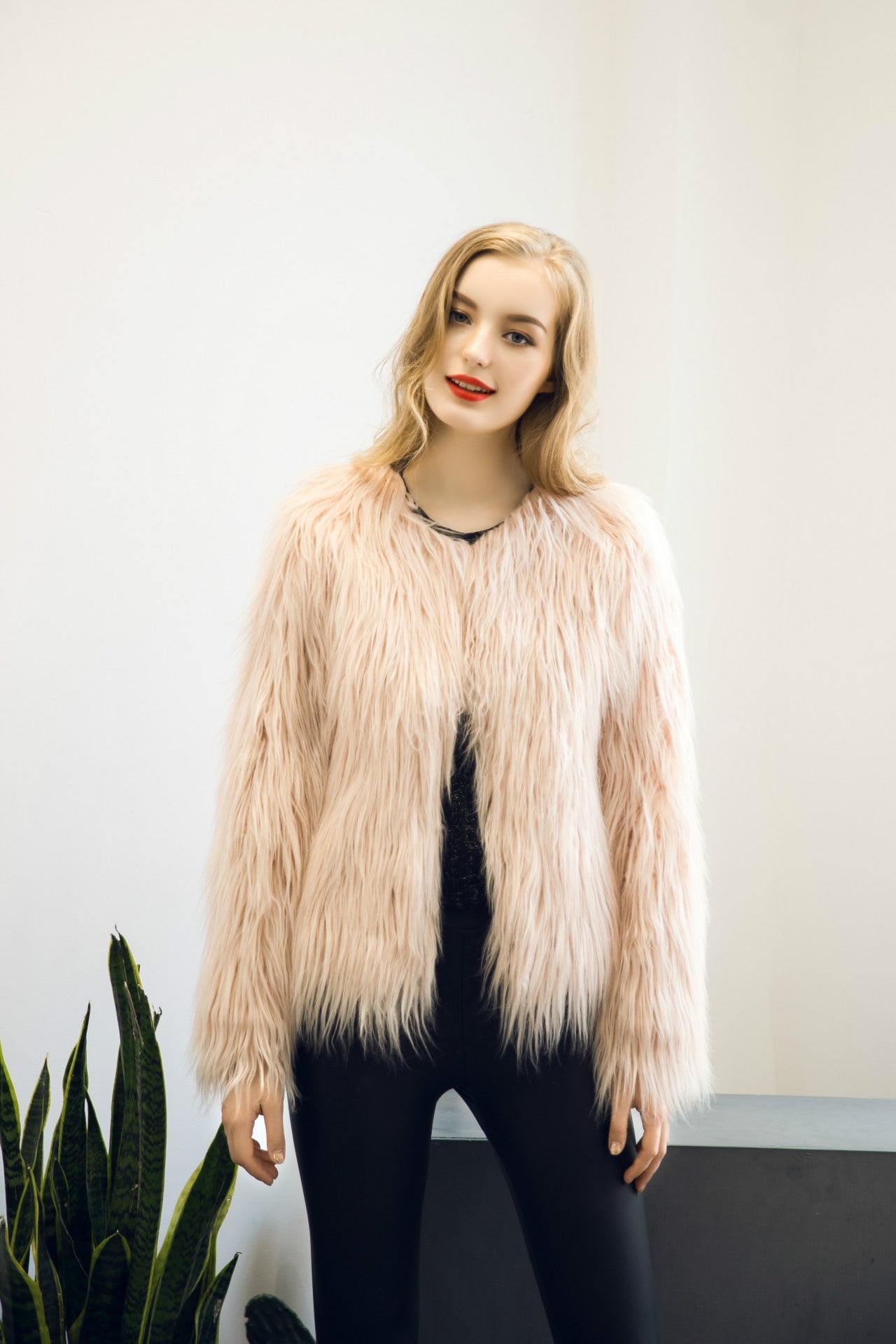 Damen Flauschige Kurzjacke mit elegantem Schnitt und weichem Fellgefühl Stilzeits