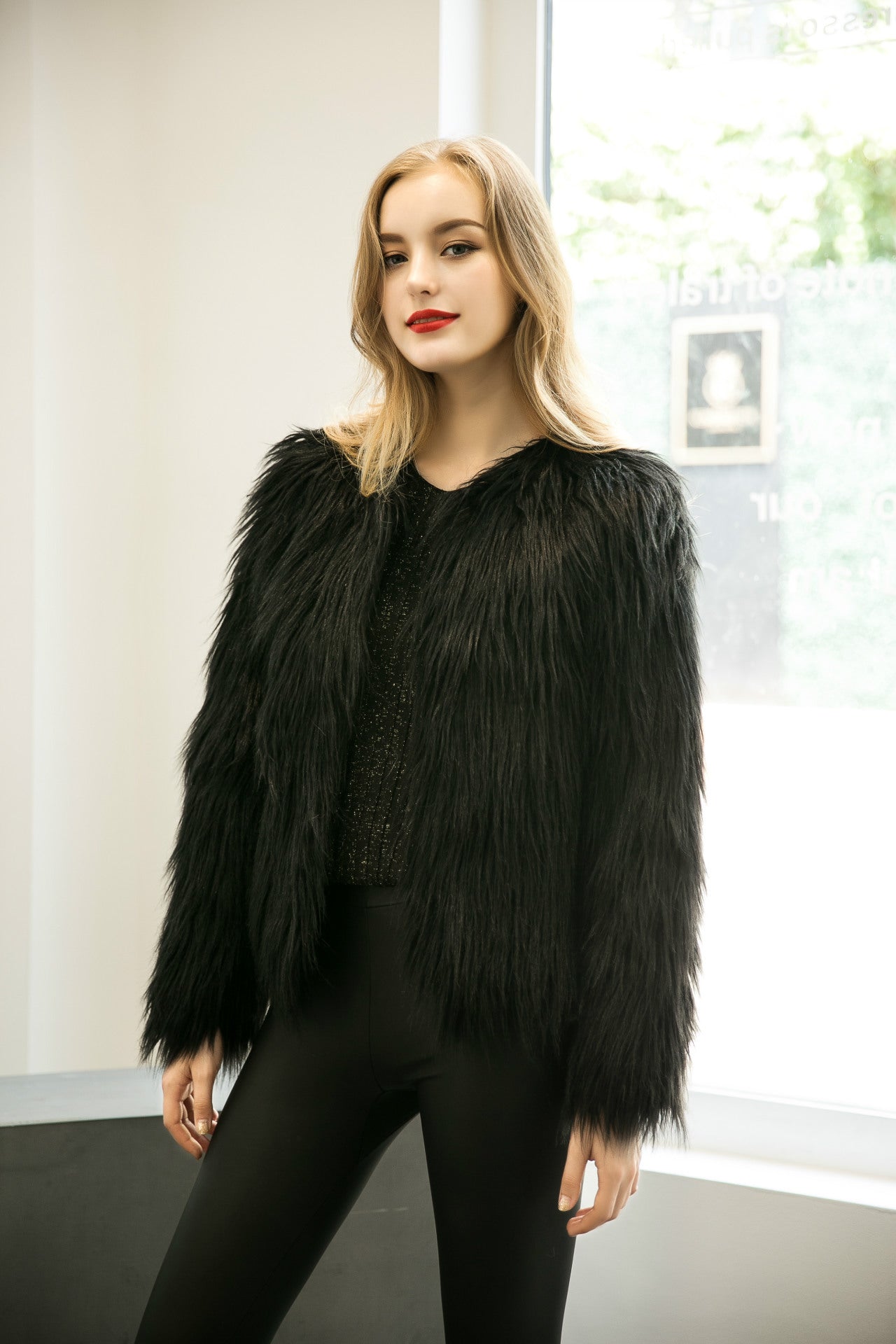 Damen Flauschige Kurzjacke mit elegantem Schnitt und weichem Fellgefühl Stilzeits