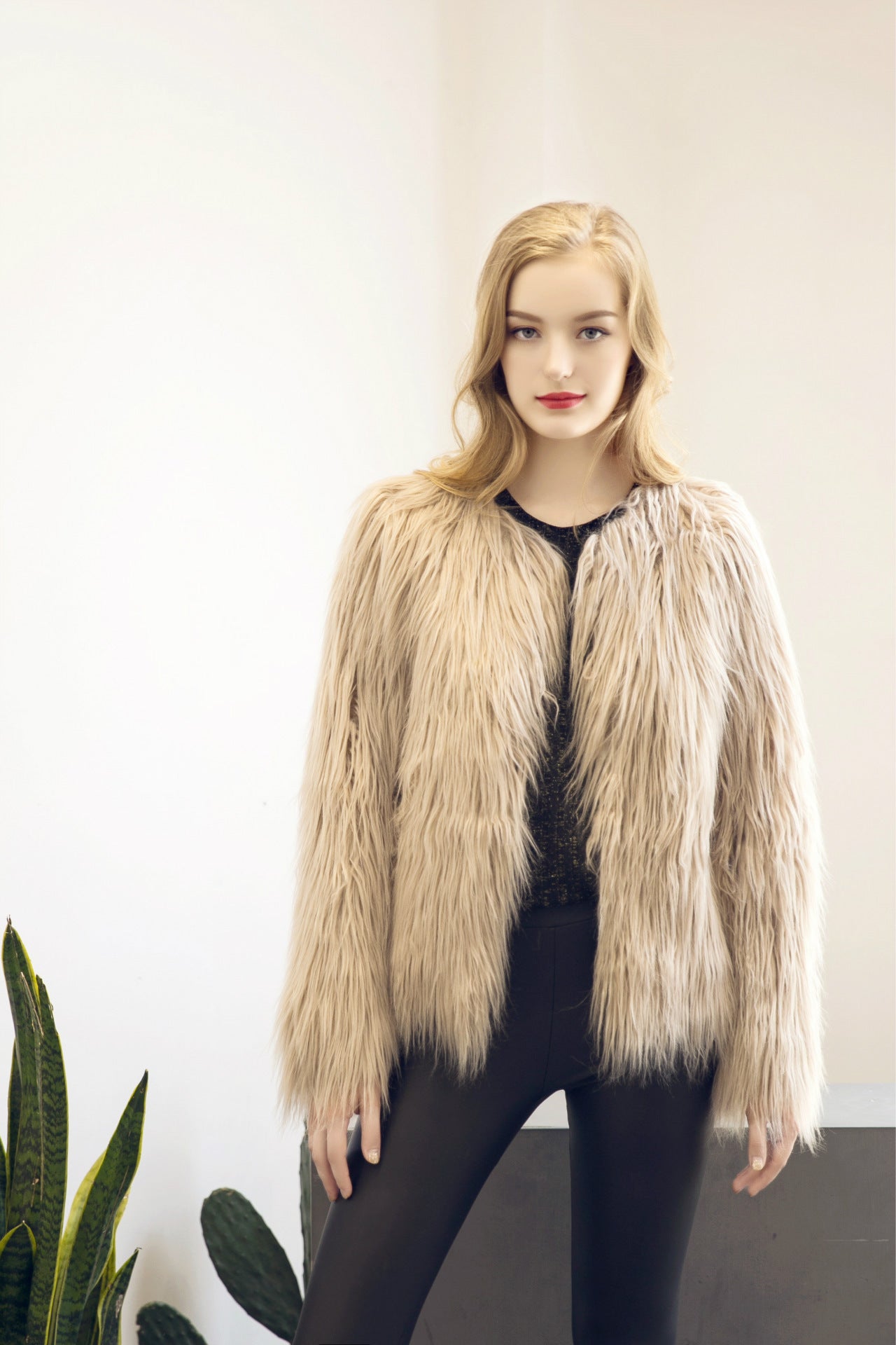 Damen Flauschige Kurzjacke mit elegantem Schnitt und weichem Fellgefühl Stilzeits