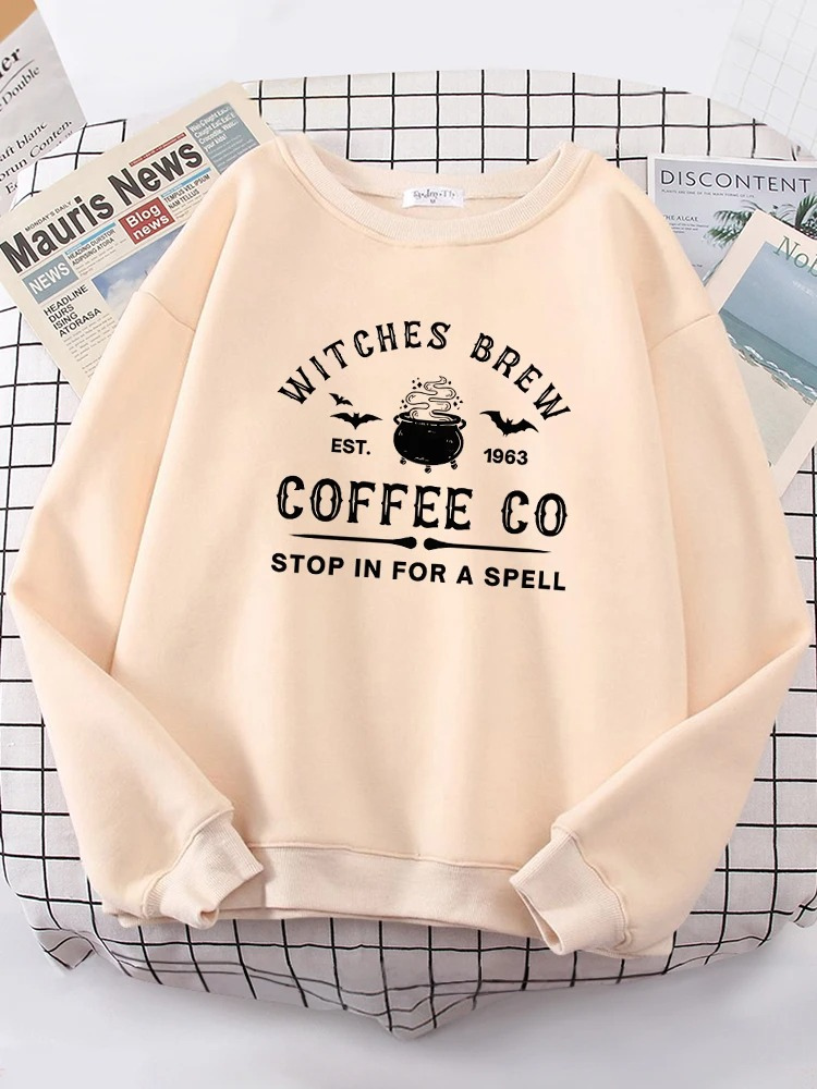 Witzige Damen-Sweatshirts mit "Witches Brew Coffee Co" Aufdruck von Fudus