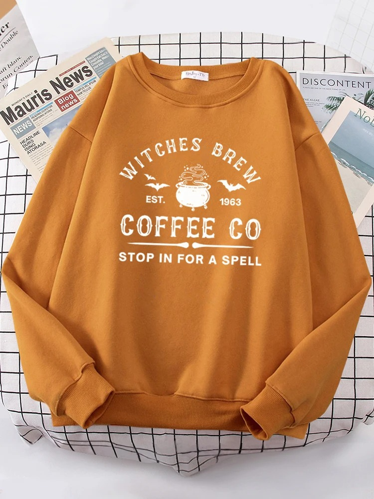 Witzige Damen-Sweatshirts mit "Witches Brew Coffee Co" Aufdruck von Fudus