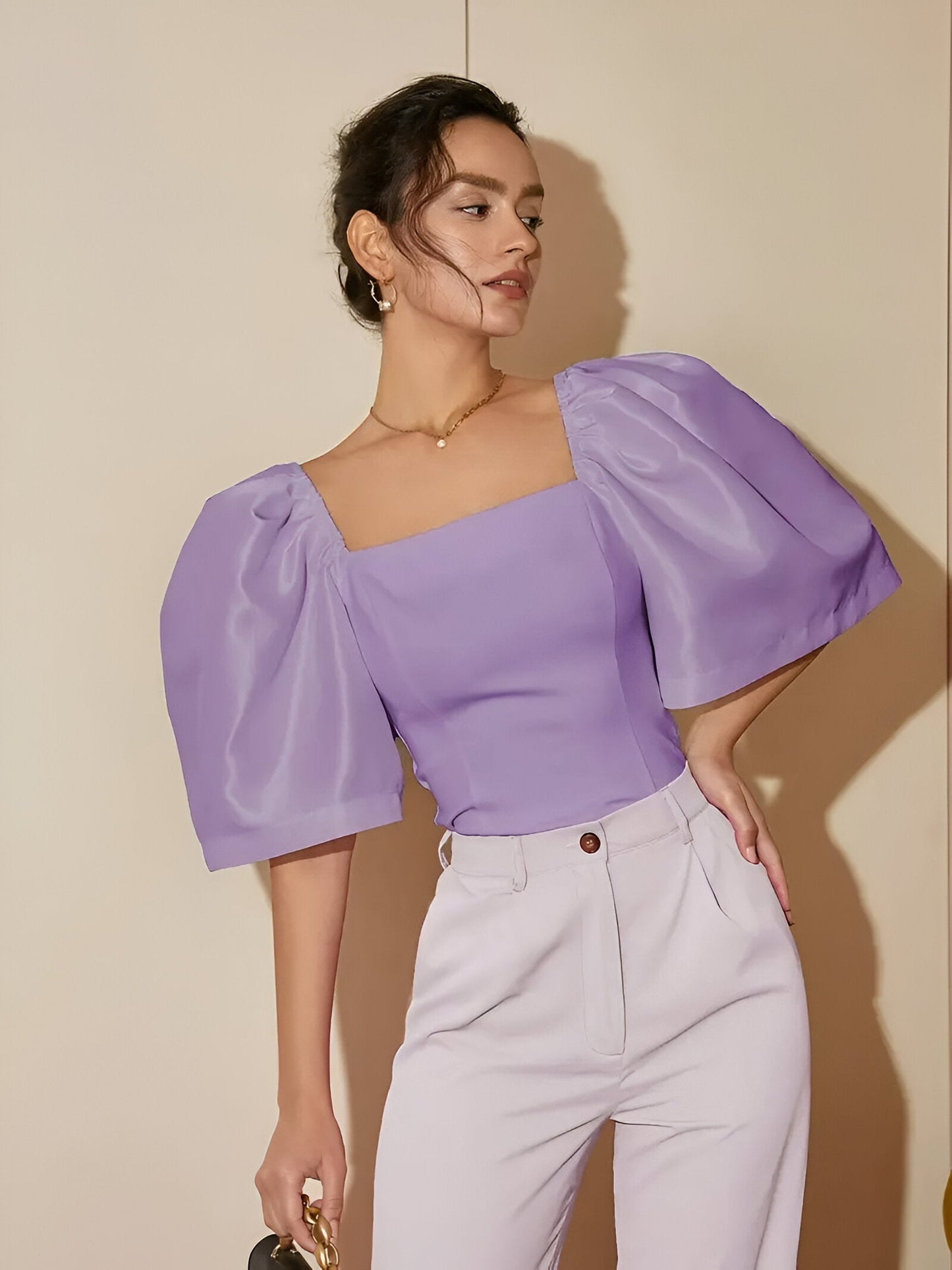 Schicke, figurbetonte Bluse mit quadratischem Ausschnitt von Fudus