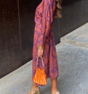 Fudus Kleid: Gemaltes Design, V-Ausschnitt, ¾-Ärmel