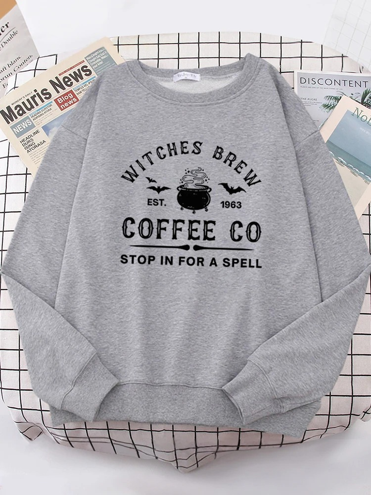 Witzige Damen-Sweatshirts mit "Witches Brew Coffee Co" Aufdruck von Fudus