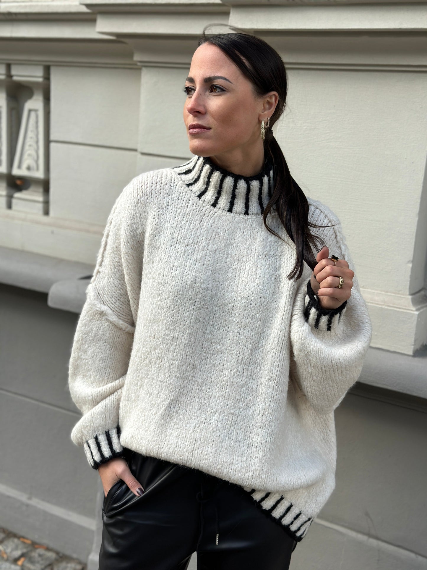 Stilzeits | Strickpullover mit auffälligem Stehkragen