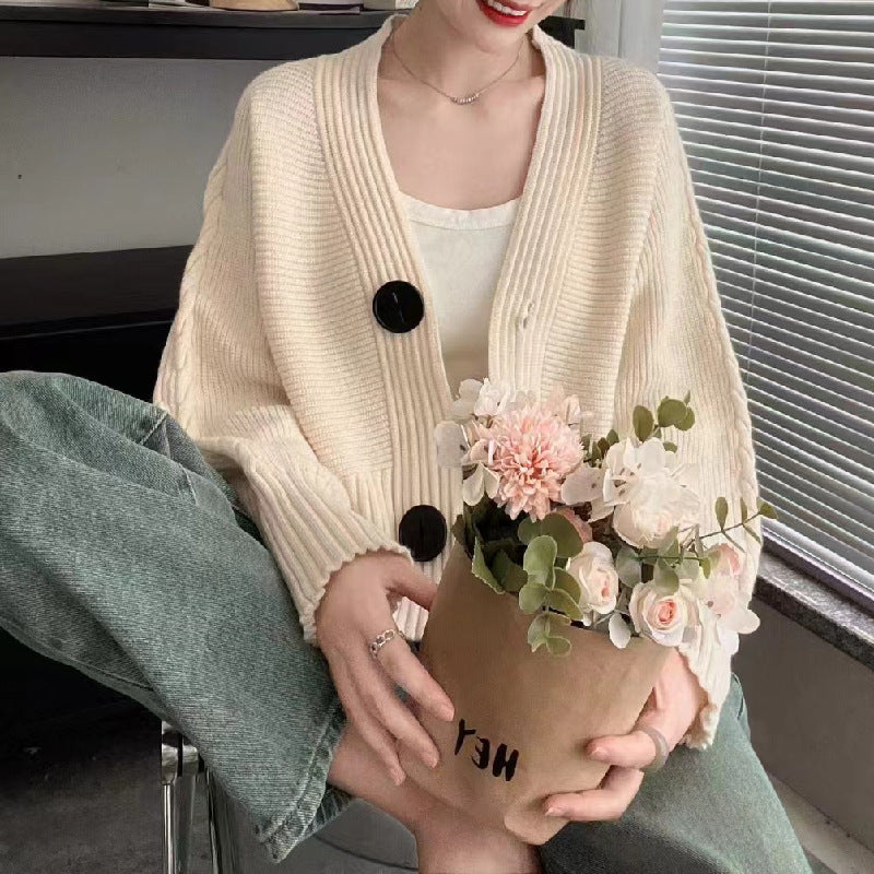 Damen modische Strickjacke mit großen Knöpfen und seitlich offenen Ärmeln Stilzeits