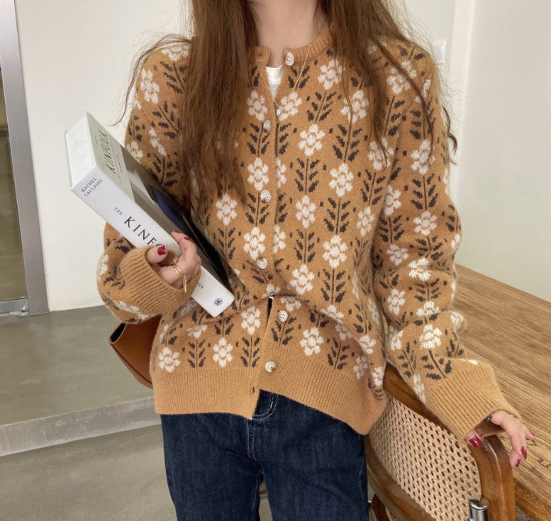 Damen Strickjacke mit floralem Muster und Knopfdetail Stilzeits