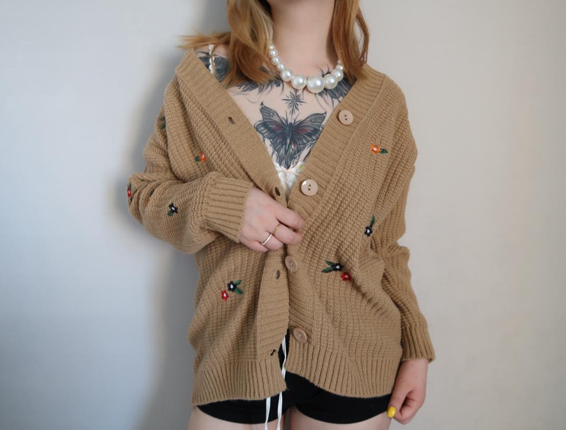 Damen Strickjacke mit buntem Blumenstickereien Stilzeits