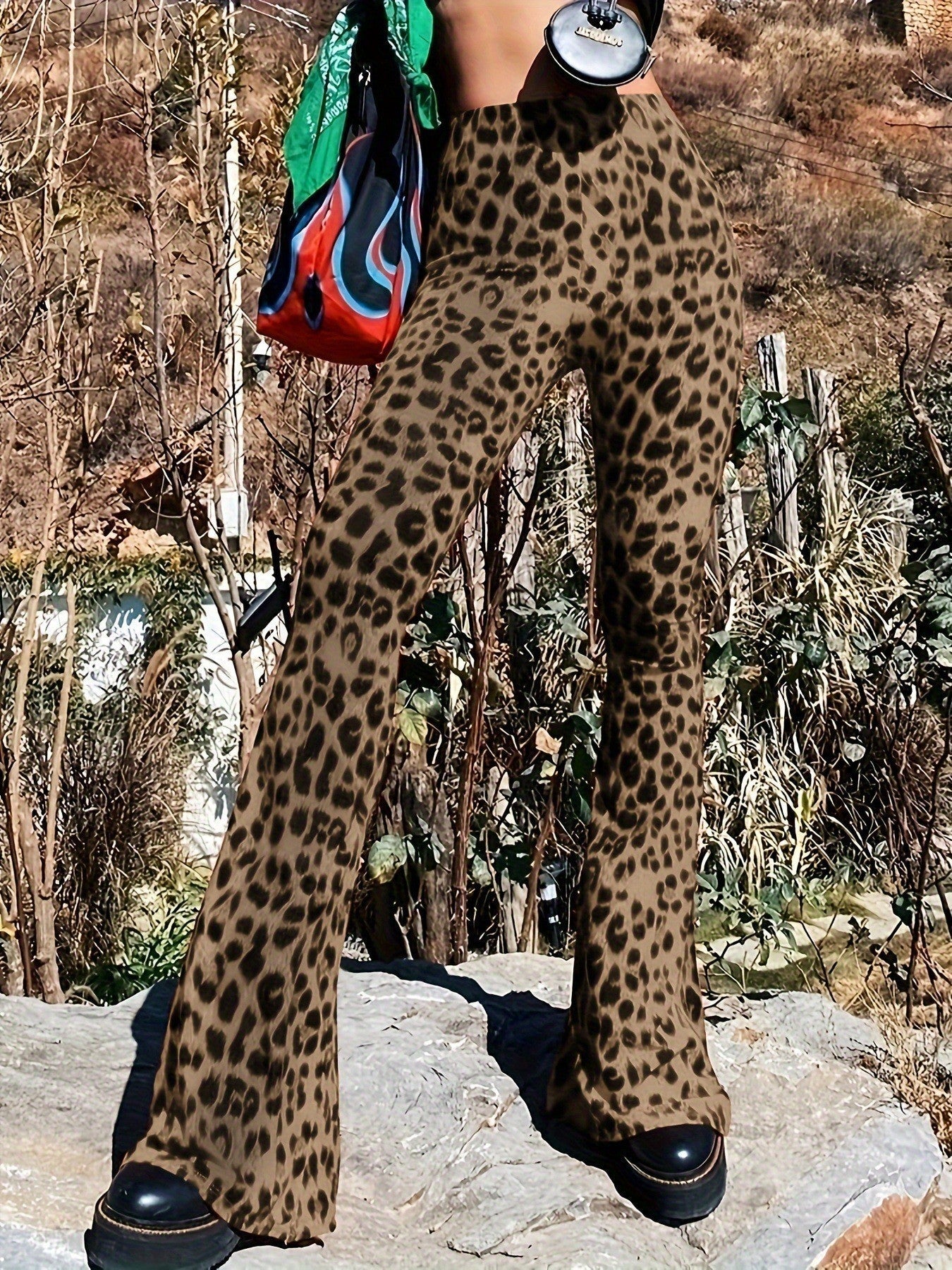 Damen Flared Leggings mit trendigem Leopardenmuster Stilzeits