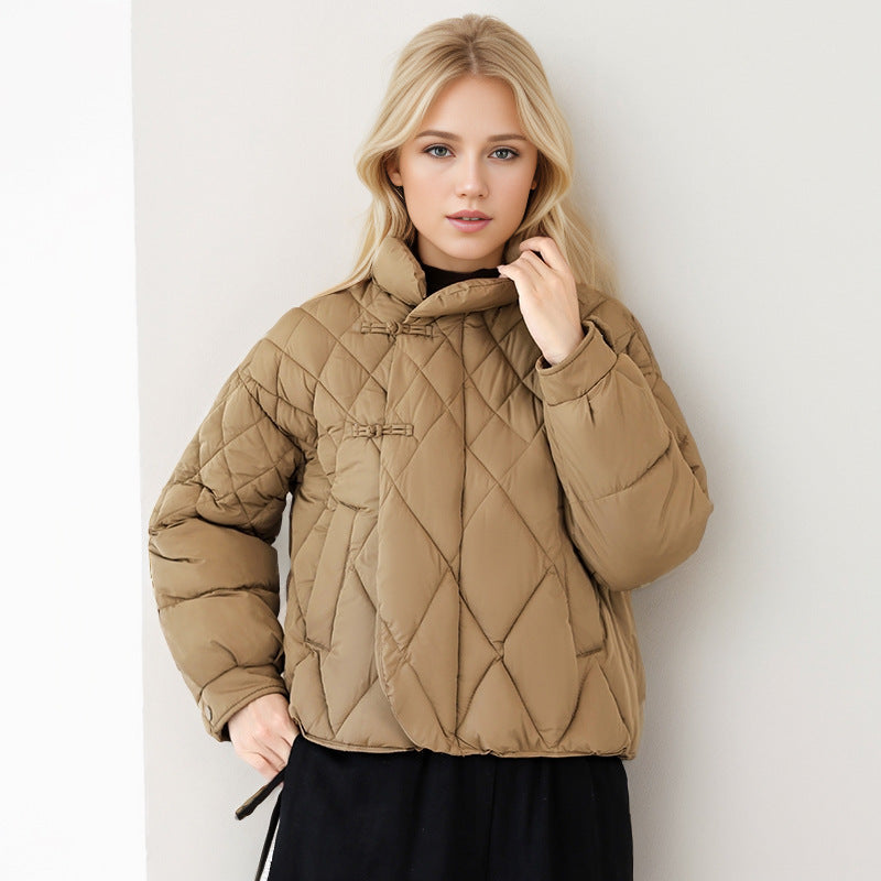 Damen gesteppte Jacke mit hohem Kragen und praktischen Druckknopfdetails Stilzeits