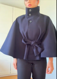 Damen elegante Cape-Jacke mit Knoten-Detail und voluminösen Ärmeln Stilzeits