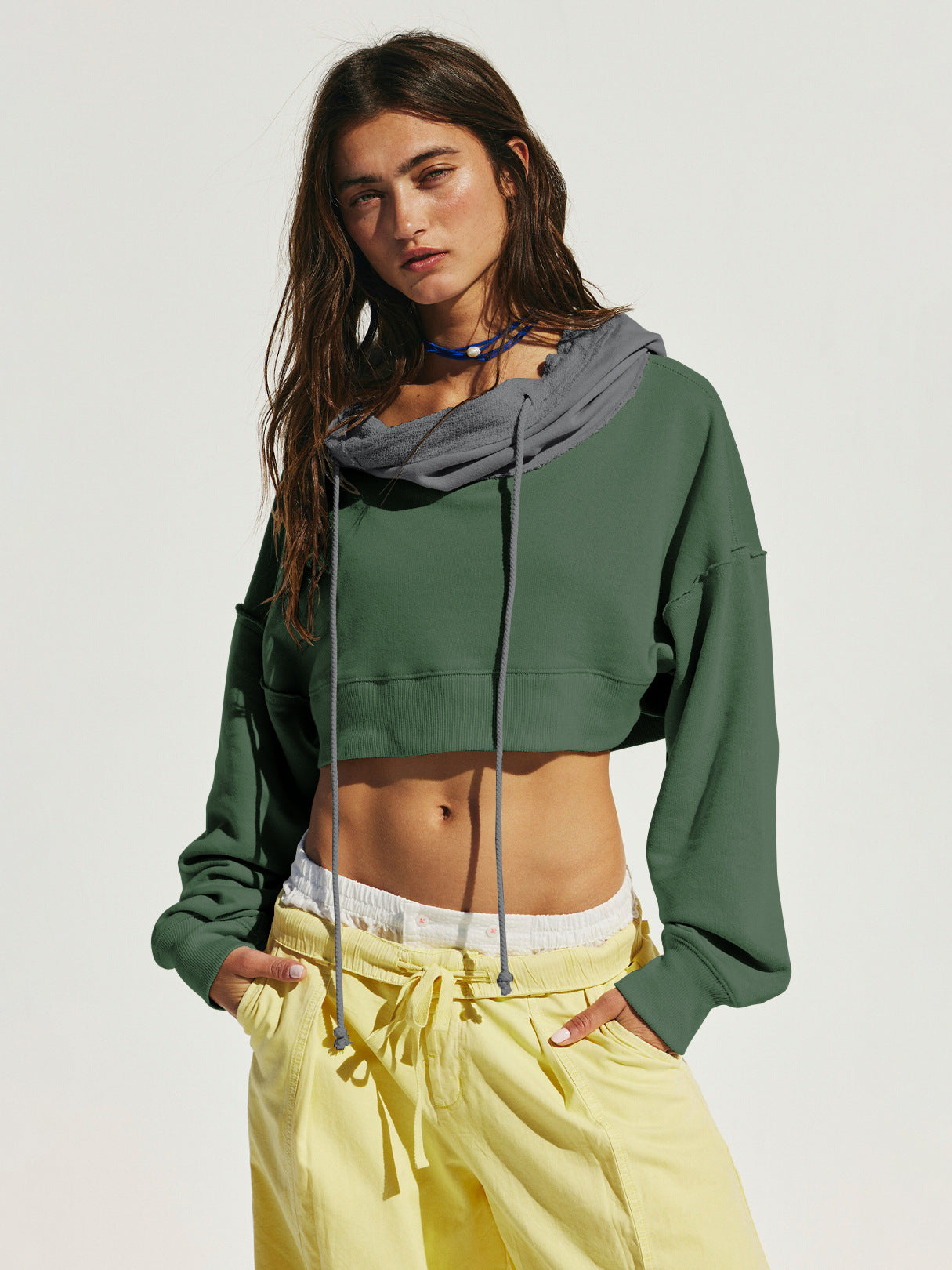 Damen cropped Sweatshirt mit lässigem Schnitt und Kängurutasche Stilzeits
