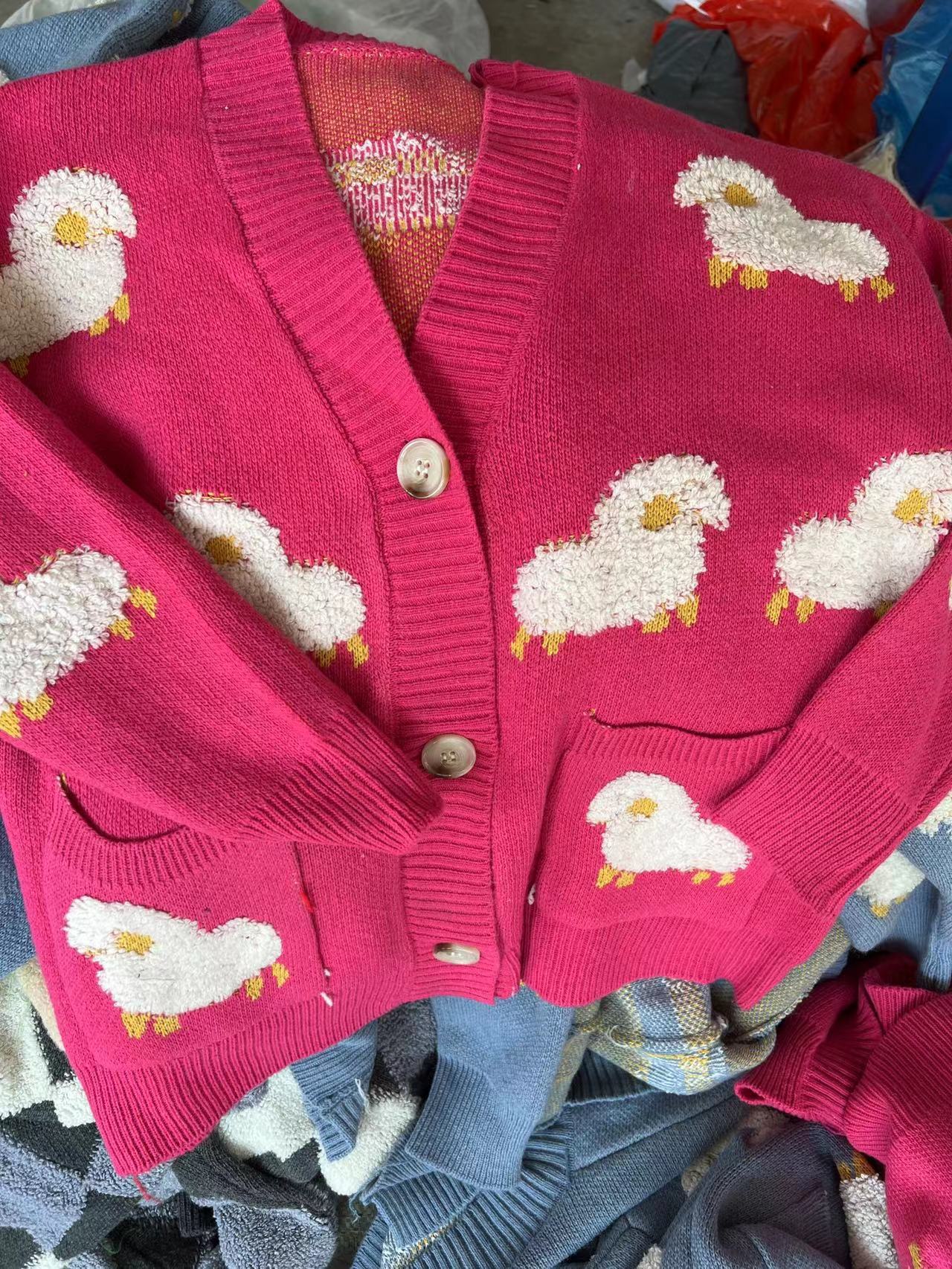 Damen Strickjacke mit verspieltem Schafmotiv und Taschen Stilzeits