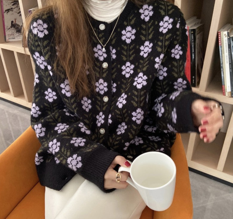 Damen Strickjacke mit floralem Muster und Knopfdetail Stilzeits