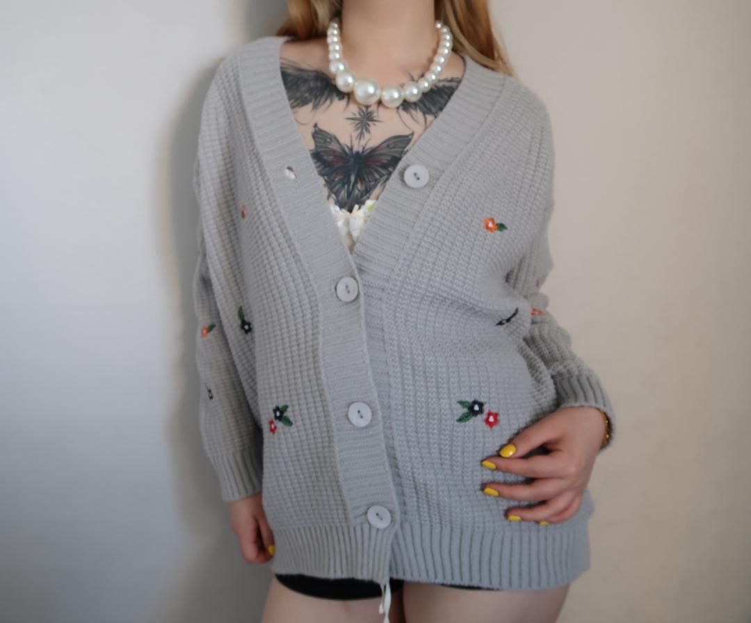 Damen Strickjacke mit buntem Blumenstickereien Stilzeits