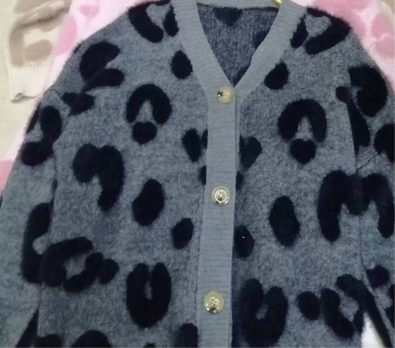 Damen Kuschelige Strickjacke mit herzförmigem Design und Knopfdetail Stilzeits